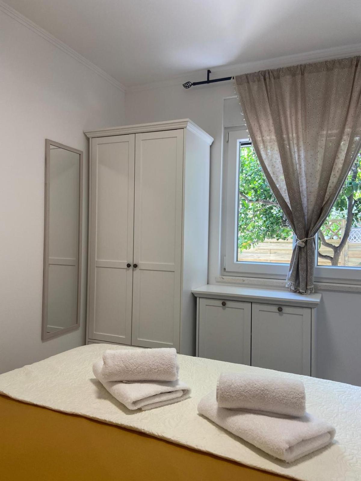 Charlie Apartman *